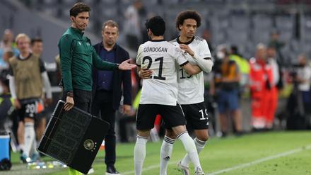 Ein Startplatz war für Leroy Sané (r.) beim Match gegen England nicht drin.