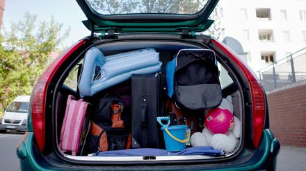 Die Fahrt in den Urlaub wird in diesem Jahr besonders teuer wegen der hohen Spritpreise. Ein ordentliches Urlaubsgeld ist da sehr hilfreich. 