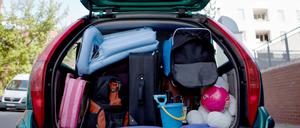 Die Fahrt in den Urlaub wird in diesem Jahr besonders teuer wegen der hohen Spritpreise. Ein ordentliches Urlaubsgeld ist da sehr hilfreich. 