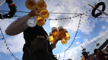 Eine Maß Bier auf dem Münchner Oktoberfest kostet in diesem Jahr im Schnitt mehr als 13 Euro.
