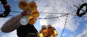 Eine Maß Bier auf dem Münchner Oktoberfest kostet in diesem Jahr im Schnitt mehr als 13 Euro.