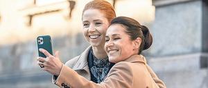 In der Öffentlichkeit sind Premierministerin Signe Kragh (Johanne Louise Schmidt, links) und Außenministerin Birgitte Nyborg (Sidse Babett Knudsen) ein Herz und eine Seele. Im Kabinett sieht das ganz anders aus.