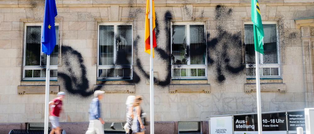 Die Fassade der Vertretung des Freistaates Sachsen beim Bund ist mit schwarzer Farbe beschmiert. Ebenso sind Fensterscheiben zerstört.