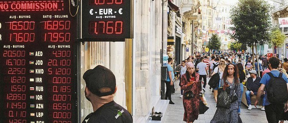 Im Strudel. Die Landwährung Lira verliert täglich an Kaufkraft. Die Zentralbank steuert auf Geheiß Erdogans nicht dagegen.