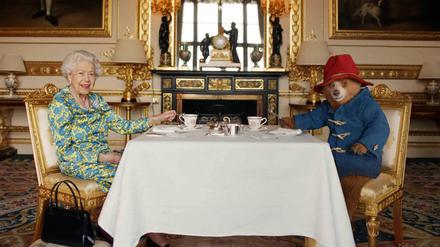 Queen Elizabeth II und Paddington Bär beim Teestündchen im Buckingham Palast