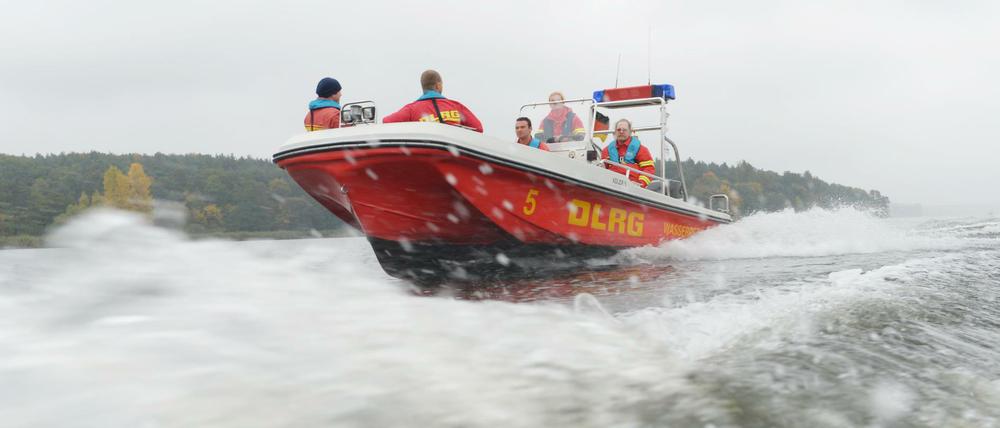 Eine Bootsbesatzung der DLRG in einem Rettungsboot auf der Havel (Archivbild)