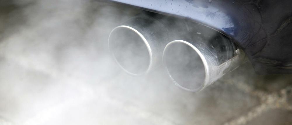 Abgase kommen aus dem Auspuff eines Fahrzeugs.