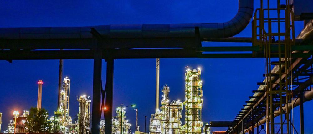 Die Anlagen der Erdölraffinerie auf dem Industriegelände der PCK-Raffinerie GmbH. 