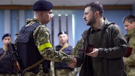 Wolodymyr Selenskyj (r.) zeichnet in Charkiw einen Soldaten aus.