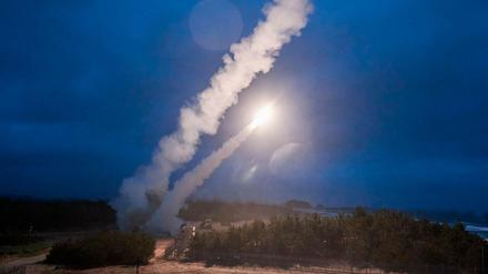 Auf diesem vom südkoreanischen Verteidigungsministerium über Yonhap veröffentlichten Bild wird eine Rakete in Südkorea abgefeuert.