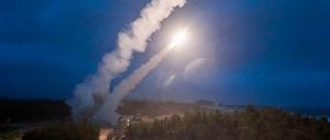 Auf diesem vom südkoreanischen Verteidigungsministerium über Yonhap veröffentlichten Bild wird eine Rakete in Südkorea abgefeuert.