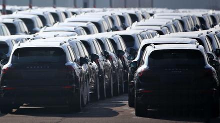 Porsche Cayenne stehen auf dem Gelände des Porsche Werks. Groß und schmutzig wirds bald nicht mehr geben.