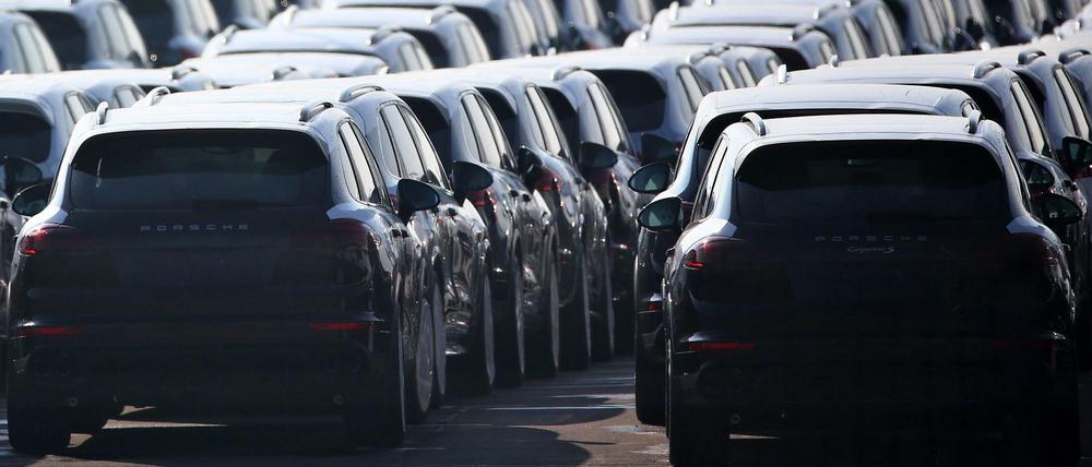 Porsche Cayenne stehen auf dem Gelände des Porsche Werks. Groß und schmutzig wirds bald nicht mehr geben.