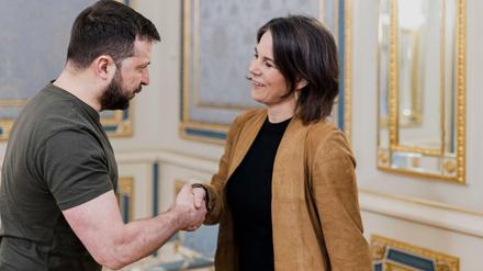 Außenministerin Baerbock - hier zu Besuch beim ukrainischen Präsidenten Selenskyj in Kiew - drängt Kanzler Scholz zu klareren Worten: „Ich sage, das stimmt, was der Kanzler sagt. Natürlich darf Russland diesen Krieg nicht gewinnen, sondern muss ihn strategisch verlieren. ... Das heißt: Die Ukraine muss gewinnen.“