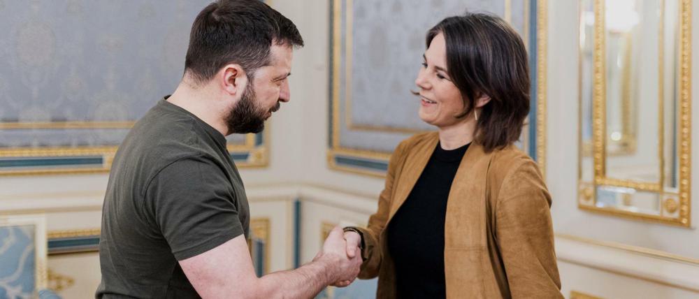 Außenministerin Baerbock - hier zu Besuch beim ukrainischen Präsidenten Selenskyj in Kiew - drängt Kanzler Scholz zu klareren Worten: „Ich sage, das stimmt, was der Kanzler sagt. Natürlich darf Russland diesen Krieg nicht gewinnen, sondern muss ihn strategisch verlieren. ... Das heißt: Die Ukraine muss gewinnen.“