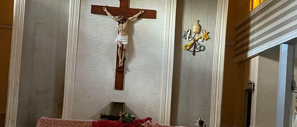Blick auf den Altar der katholischen Kirche St. Francis nach einem Angriff, in dem Dutzende Menschen getötet worden sind.
