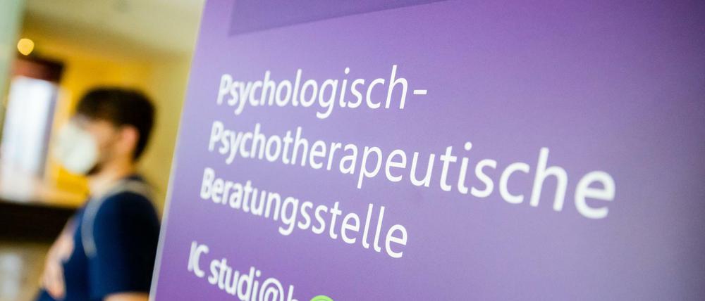 Eine Hinweisschild zur Psychologisch-Psychotherapeutischen Beratungsstelle des Berliner Studierendenwerks. 