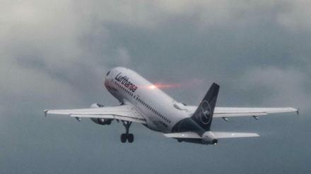 Für Juli streicht Lufthansa rund 900 Flüge innerhalb Deutschlands und Europas, die ab Frankfurt oder München gehen.