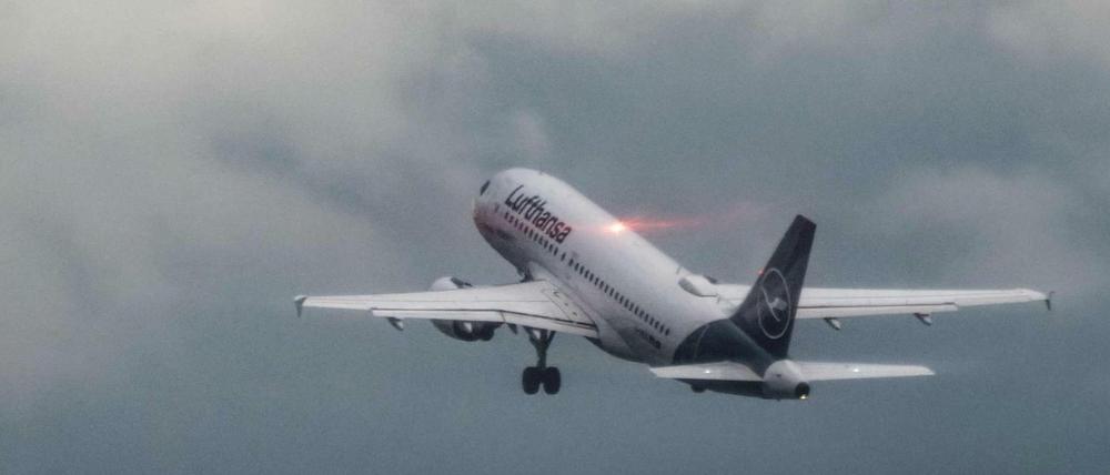 Für Juli streicht Lufthansa rund 900 Flüge innerhalb Deutschlands und Europas, die ab Frankfurt oder München gehen.