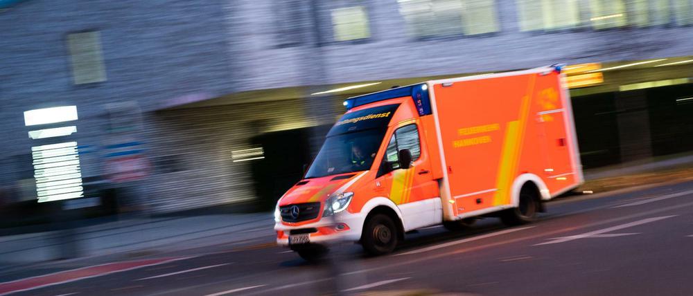 Taucher und ein Hubschrauber suchten nach dem 18-Jährigen. Der junge Mann starb trotz Reanimationsversuchen noch am Unfallort. 