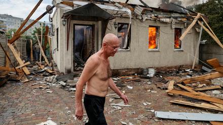 Ein Mann vor einem brennenden Haus in der Region Luhansk (Foto vom 2. Juni 2022)