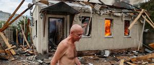 Ein Mann vor einem brennenden Haus in der Region Luhansk (Foto vom 2. Juni 2022)