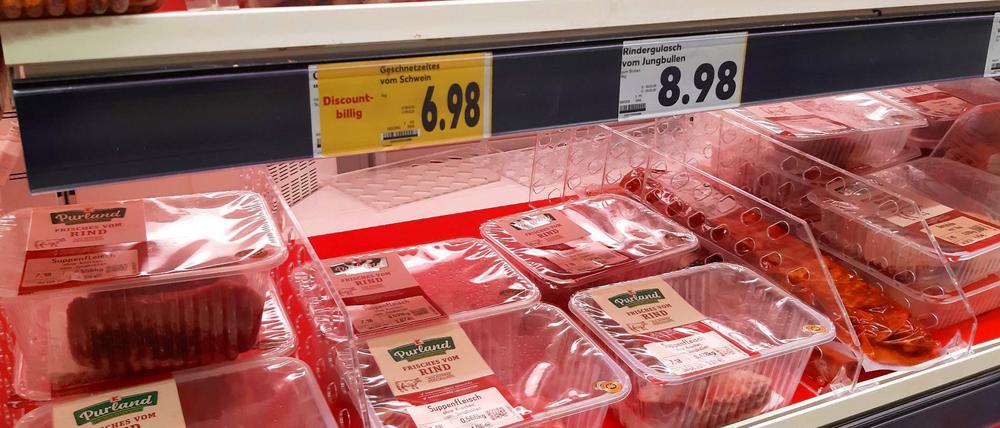Entscheidung an der Ladentheke: Wegen der hohen Lebensmittelpreise kaufen viele Verbraucher Sonderangebote. 
