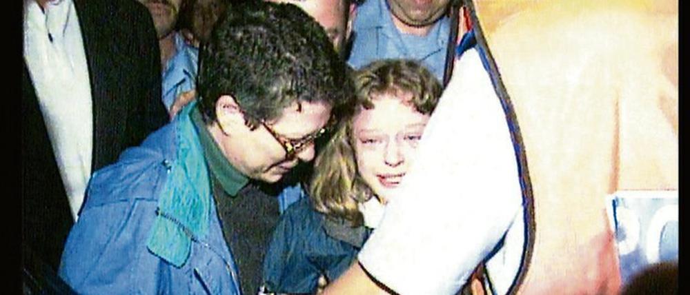 Gerettet. Die zwölfjährige Sabine Dardenne wurde in ihrem Versteck gefunden.