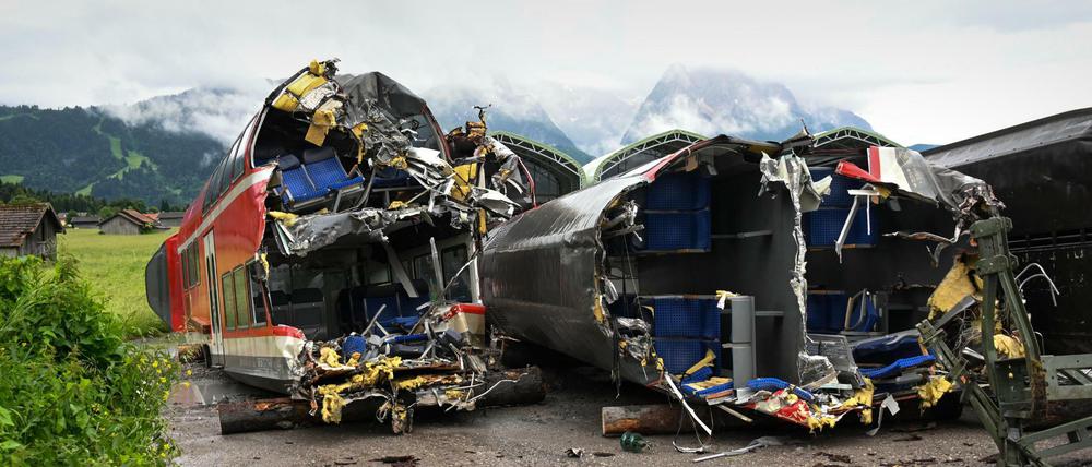 Zwei aufgeschnittene Zugwaggons nach dem Zugunglück bei Garmisch-Partenkirchen