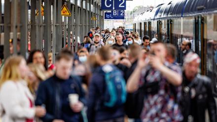 Bahnreisende verlassen einen Zug, der den Bahnhof von Westerland auf Sylt erreicht hat.