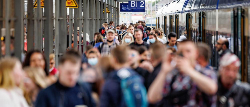 Bahnreisende verlassen einen Zug, der den Bahnhof von Westerland auf Sylt erreicht hat.
