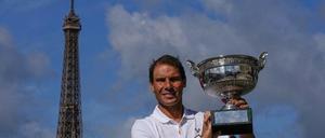 Berühmter Turm, berühmter Mann. Rafael Nadal vor dem Eiffelturm.