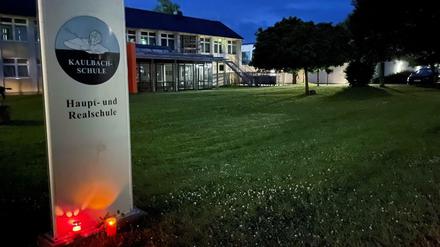 Kerzen vor der Kaulbach-Schule im nordhessischen Bad Arolsen.