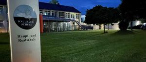 Kerzen vor der Kaulbach-Schule im nordhessischen Bad Arolsen.
