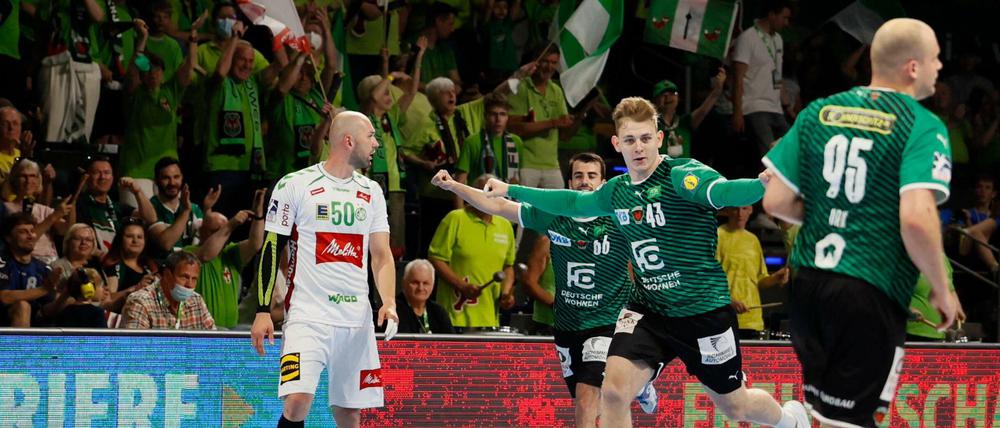 Vladislav Lets feiert sein Premierentor für die Füchse.