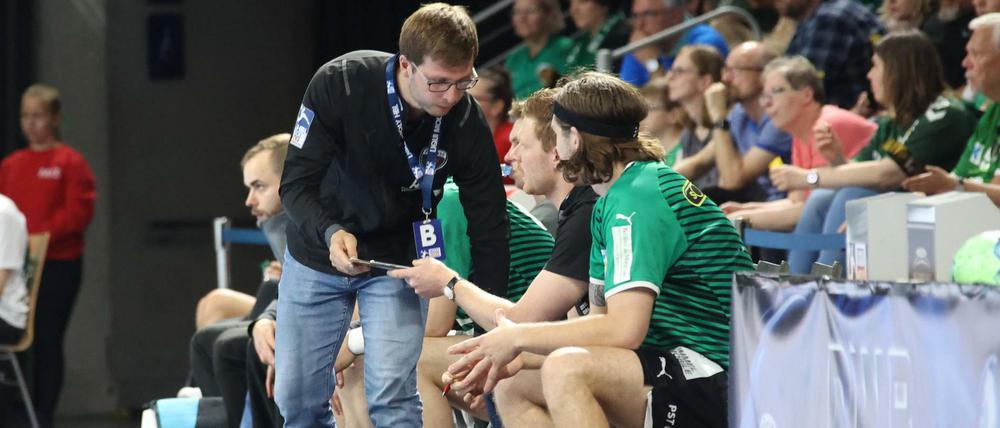 Füchse-Cheftrainer Jaron Siewert (l.) spielt mit seiner Mannschaft nur Unentschieden gegen Balingen.