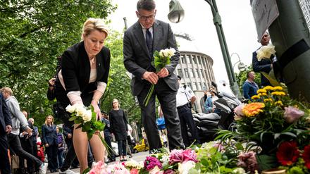 Franziska Giffey (SPD), Regierende Bürgermeisterin von Berlin, und Boris Rhein (CDU), Ministerpräsident von Hessen, besuchen den Ort der Amokfahrt und legen Blumen nieder in Trauer um die getötete Lehrerin und zahlreichen Verletzten nach der Todesfahrt am Mittwoch.