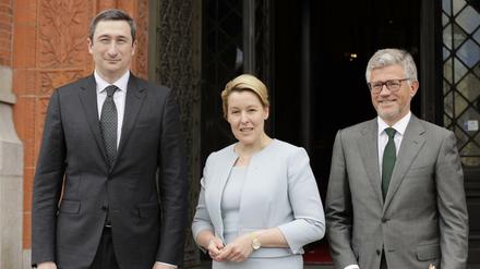 Berlins Regierende Bürgermeisterin Franziska Giffey (SPD) mit Oleksij Tschernyschow (l), Minister für regionale Entwicklung, und dem ukrainischen Botschafter Andrij Melnyk.