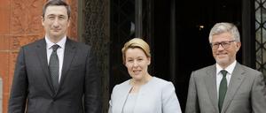 Berlins Regierende Bürgermeisterin Franziska Giffey (SPD) mit Oleksij Tschernyschow (l), Minister für regionale Entwicklung, und dem ukrainischen Botschafter Andrij Melnyk.