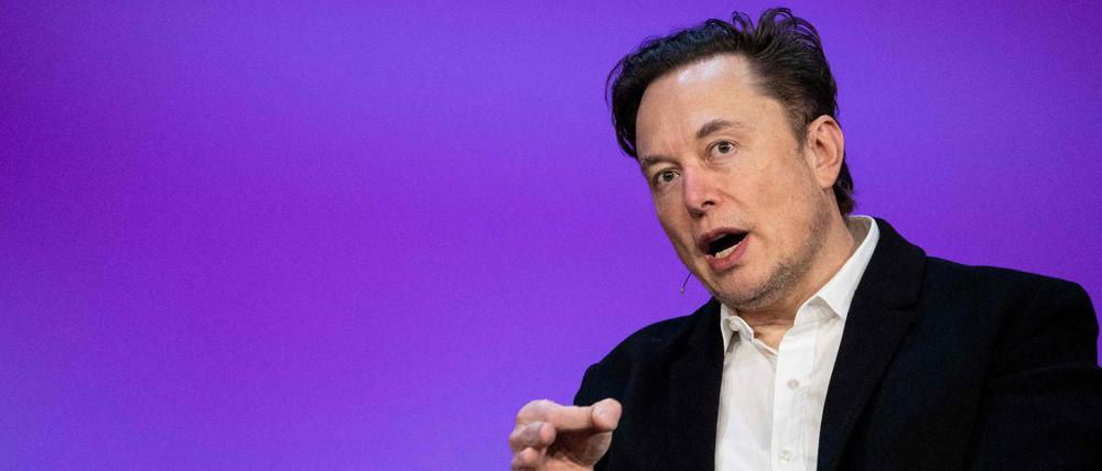 SpaceX-Gründer Elon Musk spricht auf einer Konferenz.