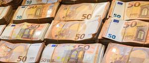 Euro-Banknoten liegen auf einem Tisch (Symbolbild).