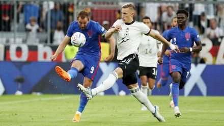 Englands Kapitän Harry Kane (li.) im Zweikampf mit Nico Schlotterbeck. Kane traf kurz vor Schluss zum Ausgleich.