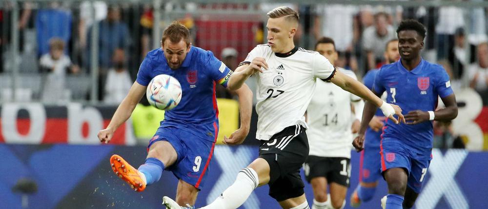 Englands Kapitän Harry Kane (li.) im Zweikampf mit Nico Schlotterbeck. Kane traf kurz vor Schluss zum Ausgleich.