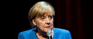 Die ehemalige Bundeskanzlerin Angela Merkel (CDU) antwortet im Berliner Ensemble auf Fragen des Journalisten Alexander Osang.