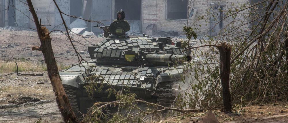 Ein Soldat hält sein Gewehr auf einem ukrainischen Panzer während schwerer Kämpfe an der Frontlinie in Sjewjerodonezk in der Region Luhansk.