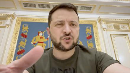 Auf diesem vom Pressebüro des ukrainischen Präsidenten zur Verfügung gestellten Foto spricht Wolodymyr Selenskyj.