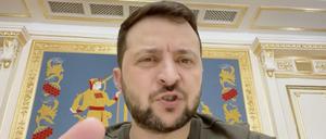 Auf diesem vom Pressebüro des ukrainischen Präsidenten zur Verfügung gestellten Foto spricht Wolodymyr Selenskyj.