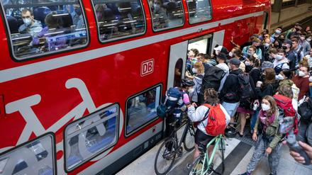 Zurückbleiben, bitte! Menschen drängen am Berliner Hauptbahnhof in einen Regionalzug der Linie RE5 nach Rostock.