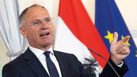 Der österreichische Innenminister Gerhard Karner nimmt an einer Pressekonferenz in Wien teil.