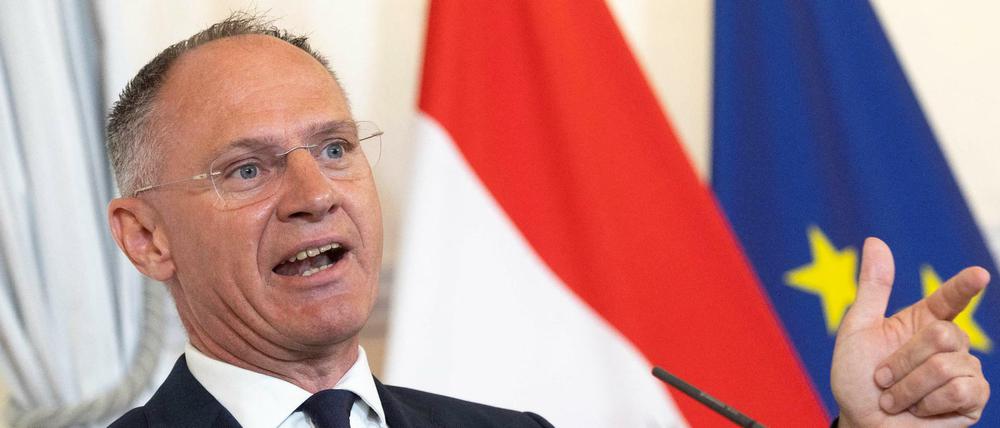 Der österreichische Innenminister Gerhard Karner nimmt an einer Pressekonferenz in Wien teil.